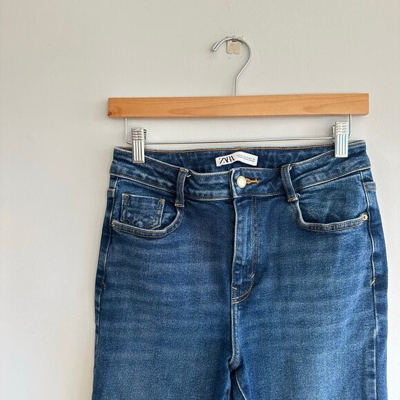 Zara Mid-Rise Raw Hem Straight Leg Jeans Medium Wash 4 - Picture 4 of 11